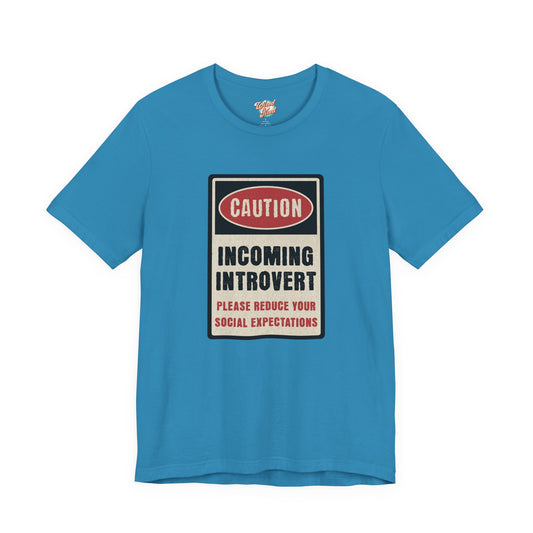 Caution Incoming Introvert – Retro Meme T-Shirt – Funny 70s Style Graphic Tee for Millennial Adults