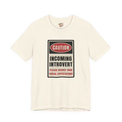 Caution Incoming Introvert – Retro Meme T-Shirt – Funny 70s Style Graphic Tee for Millennial Adults