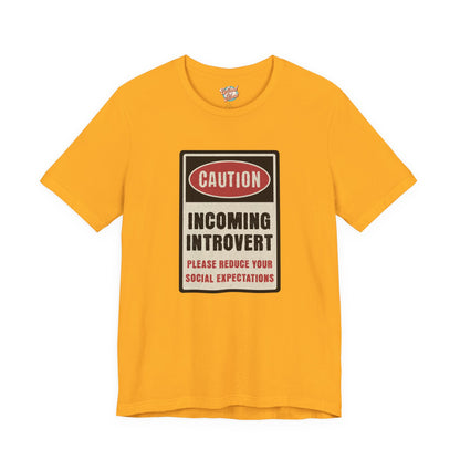 Caution Incoming Introvert – Retro Meme T-Shirt – Funny 70s Style Graphic Tee for Millennial Adults