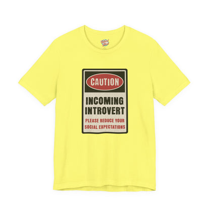 Caution Incoming Introvert – Retro Meme T-Shirt – Funny 70s Style Graphic Tee for Millennial Adults