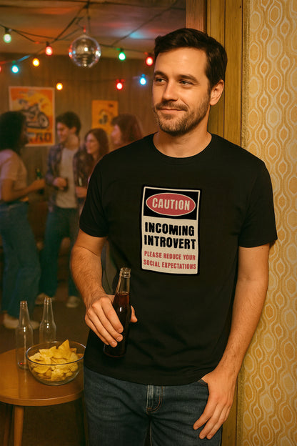 Caution Incoming Introvert – Retro Meme T-Shirt – Funny 70s Style Graphic Tee for Millennial Adults