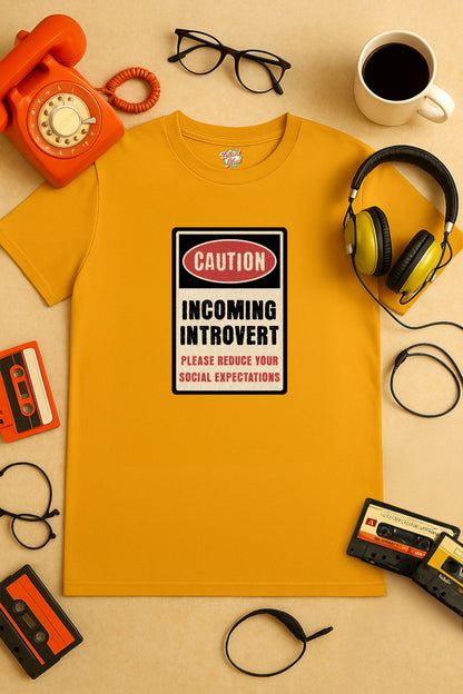 Caution Incoming Introvert – Retro Meme T-Shirt – Funny 70s Style Graphic Tee for Millennial Adults