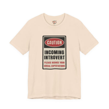 Caution Incoming Introvert – Retro Meme T-Shirt – Funny 70s Style Graphic Tee for Millennial Adults